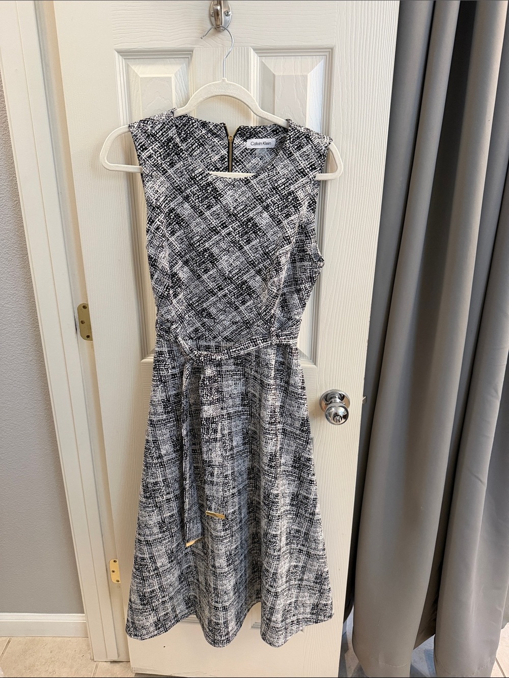 Calvin Klein Black and White Patterned Sleeveless Midi Dress